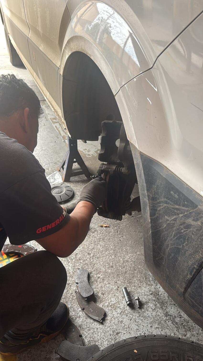 Técnico revisando la suspensión y los frenos de un vehículo en Roventti Tyres Cuernavaca